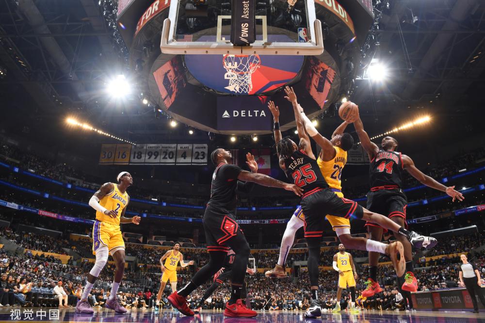 分享夺冠喜悦，切尔西众将世俱杯决赛后举奖杯与家人合影.