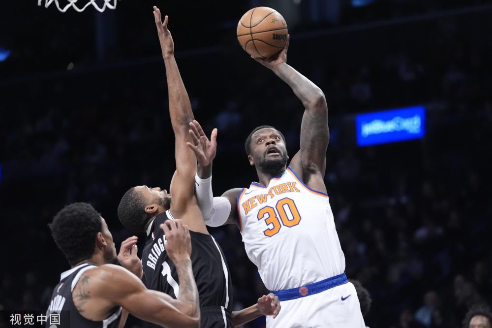 郎才女貌加维晒和女友合影，两人同游巴黎迪士尼乐园.